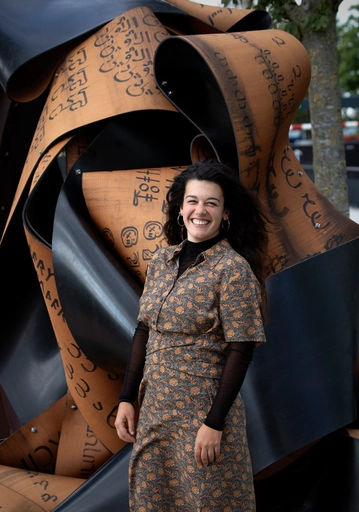 Cecilia Rebergen naast haar sculptuur 'S