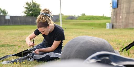 Lisa Sebestikova legt de laatste hand aa